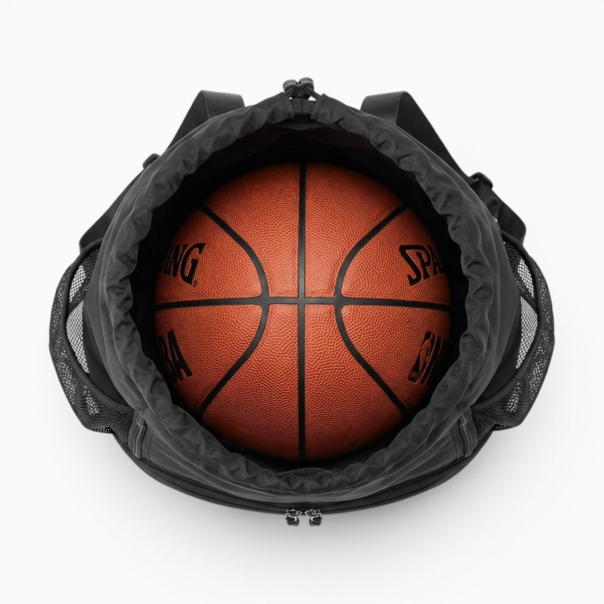 Sac de sport Sac en nylon noir avec un ballon de basket à l'intérieur, vue de dessus