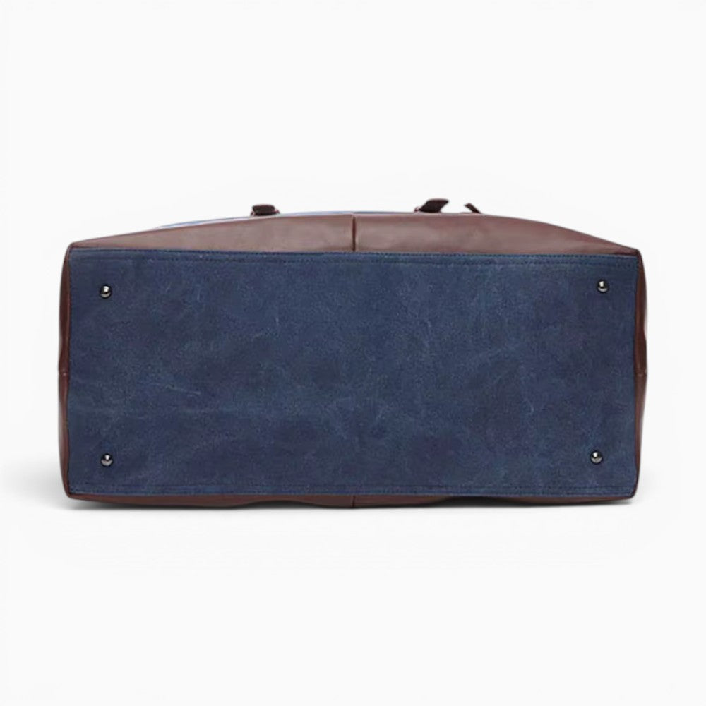 Sac sac de voyage en toile bleue et cuir marron, vue de dessous avec pieds de protection métalliques