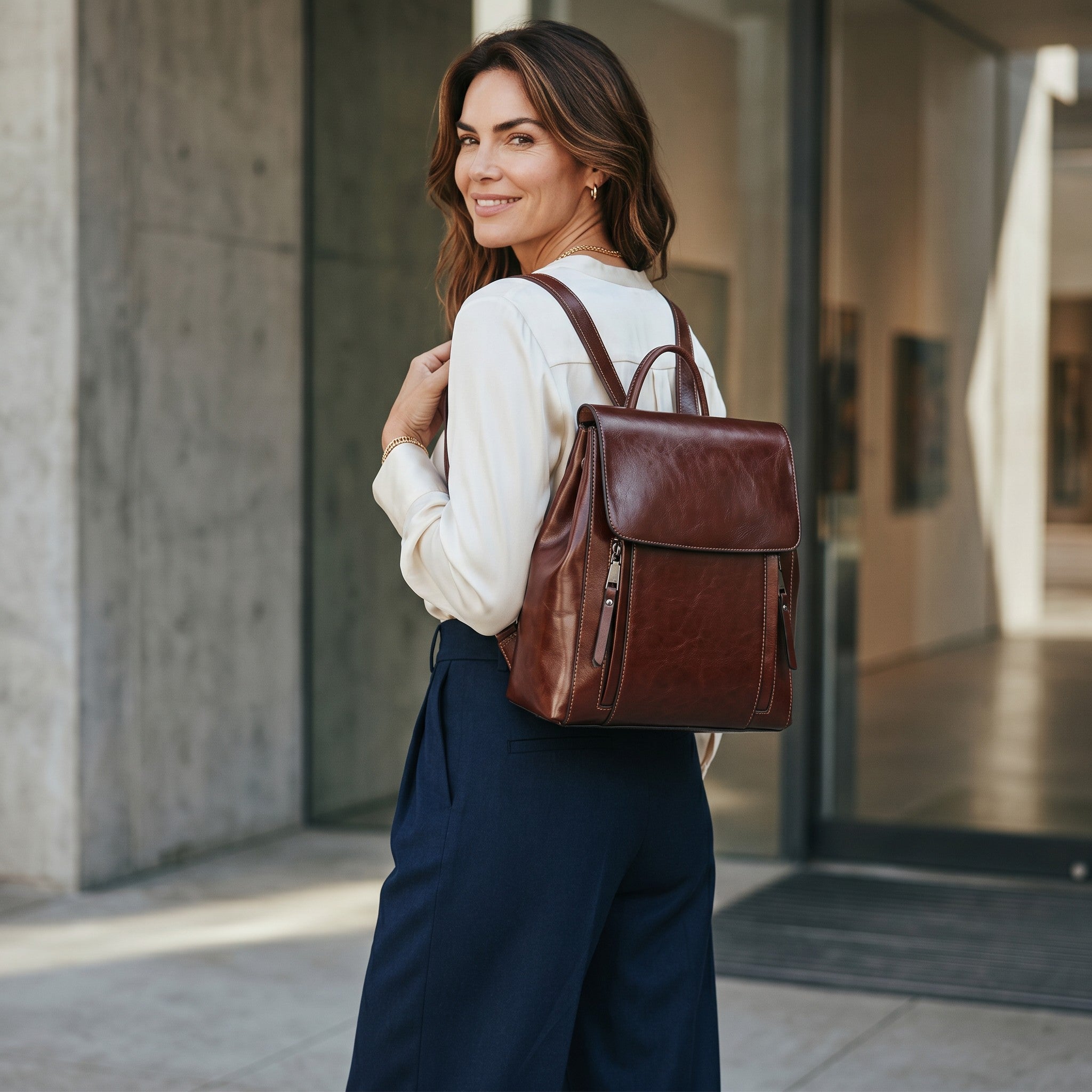 Femme portant un sac à dos Sac en cuir marron vintage avec fermeture éclair, style élégant et décontracté.