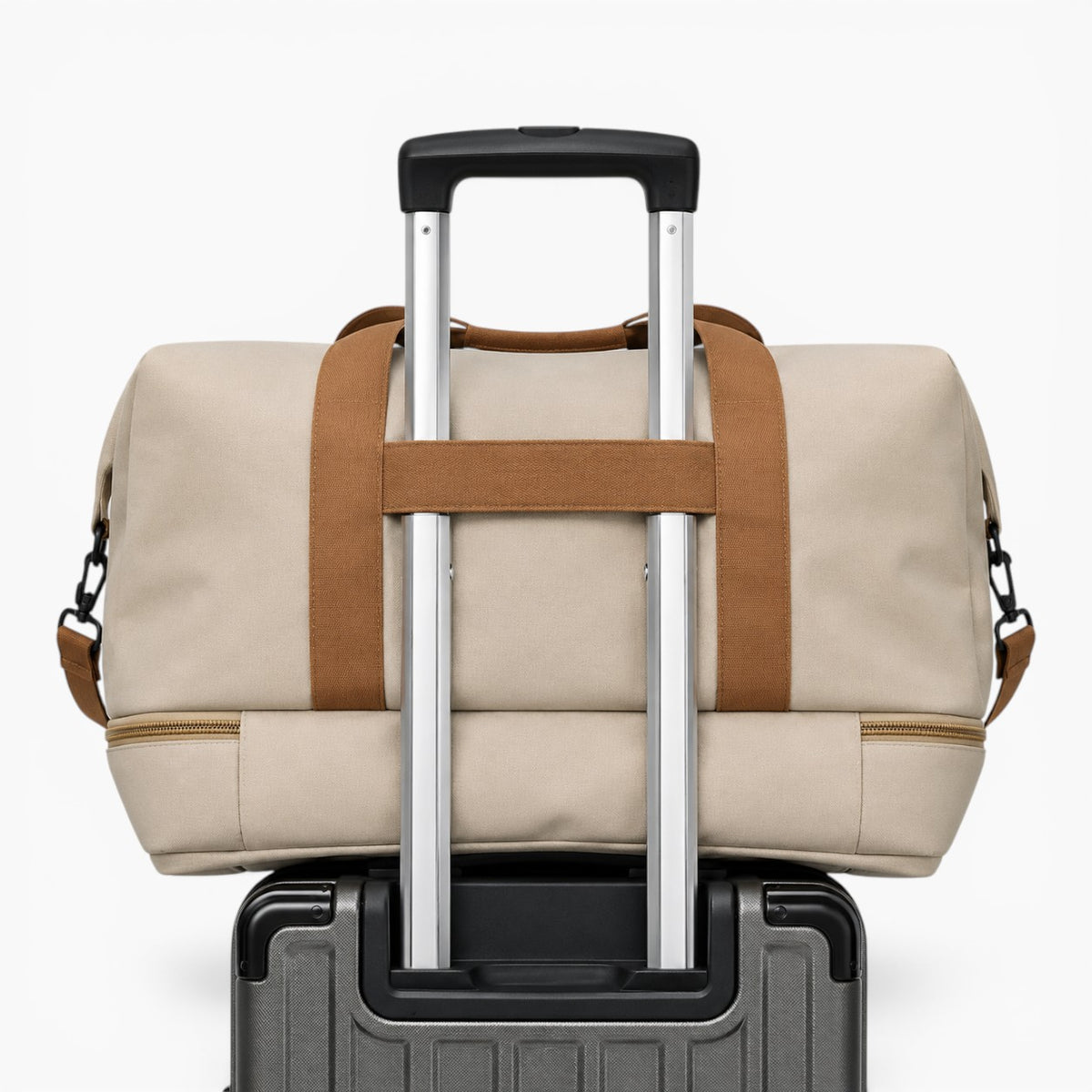 Sac de voyage beige Sac avec compartiment chaussures, fixé sur une valise à roulettes pour un transport facile.