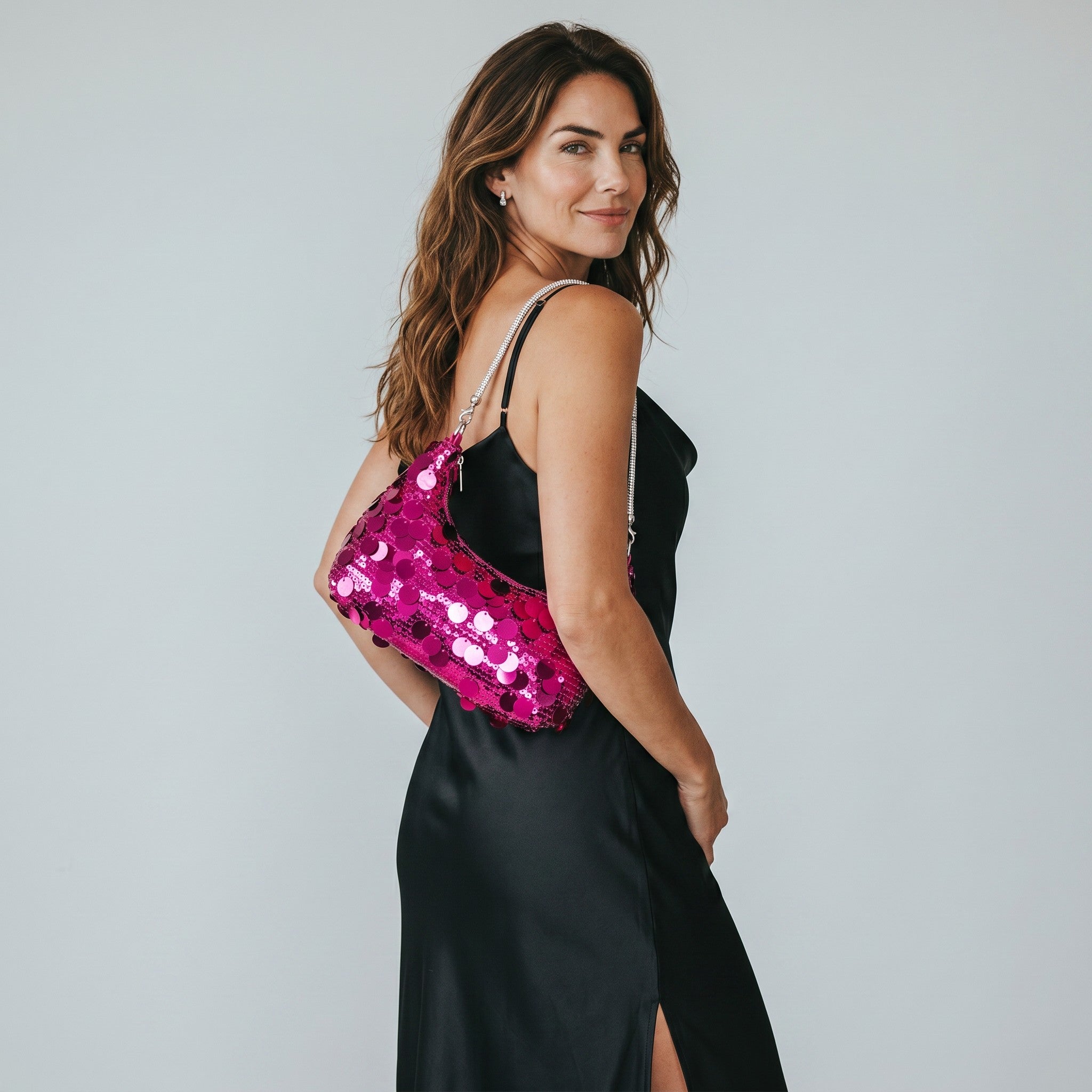 Sac sac à main demi-lune rose vif orné de paillettes rondes et d'une chaîne argentée, idéal pour les soirées.